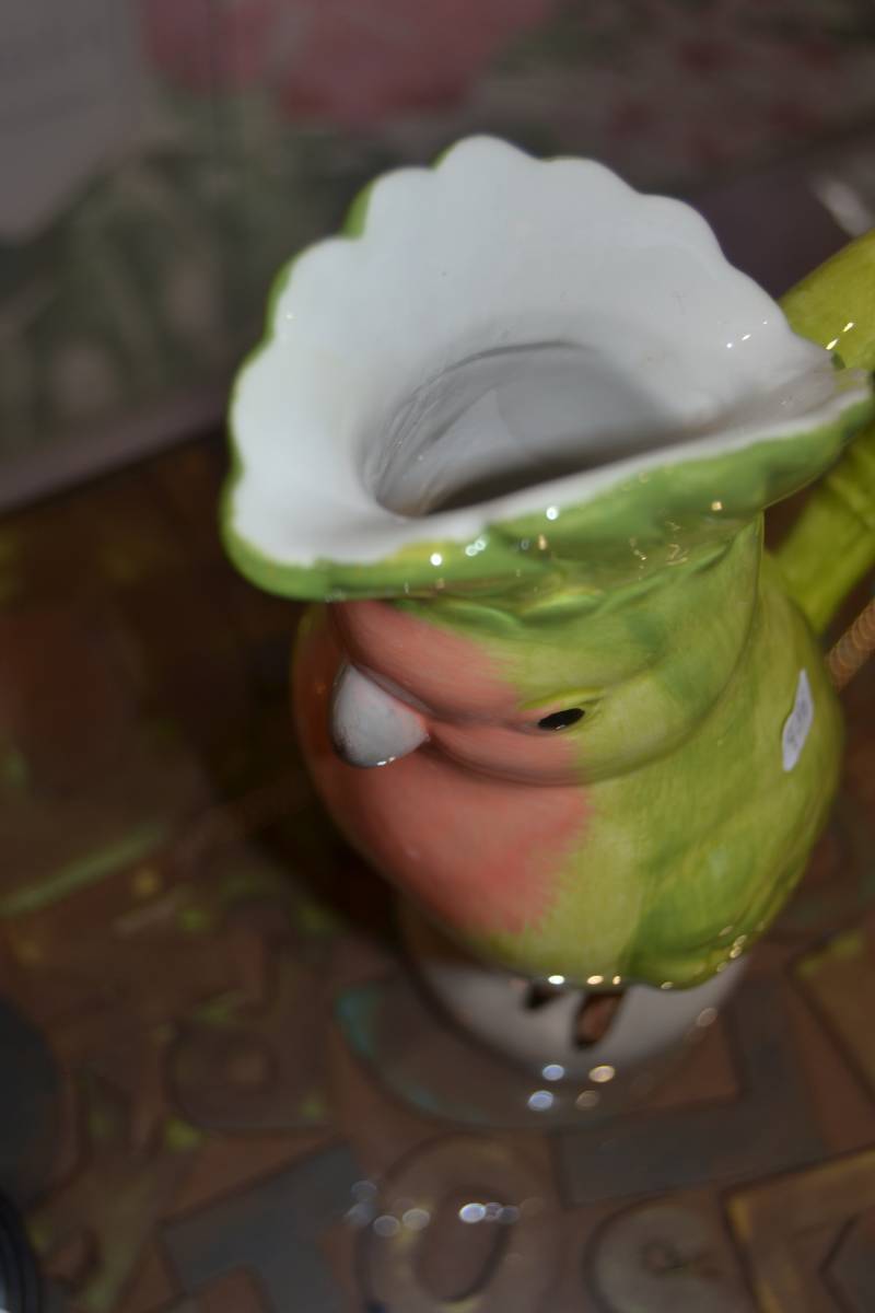 Acheter un pichet perroquet en céramique couleur rose et vert de la marque Chehoma