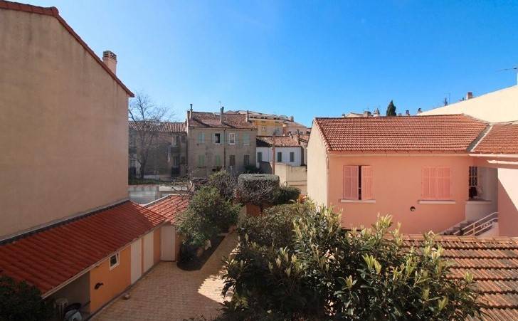 À la vente, appartement traversant T2-T3 de 45 m² proche de toutes commodités, à Toulon quartier Valbourdin,.
