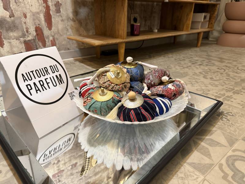 Aumônière parfumée de la marque autour du parfum, en plusieurs coloris et parfums.