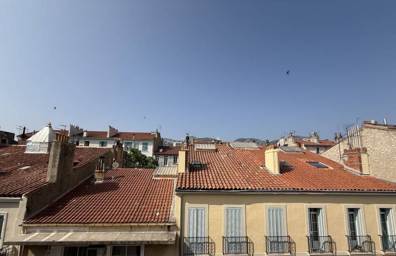 vente d'un studio  au dernier étage avec ascenseur,  lumineux de 19 m² à Toulon, quartier Haute Ville.