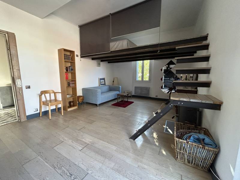 Appartement une pièce de 34m² avec mezzanine et une grande terrasse et une place de parking