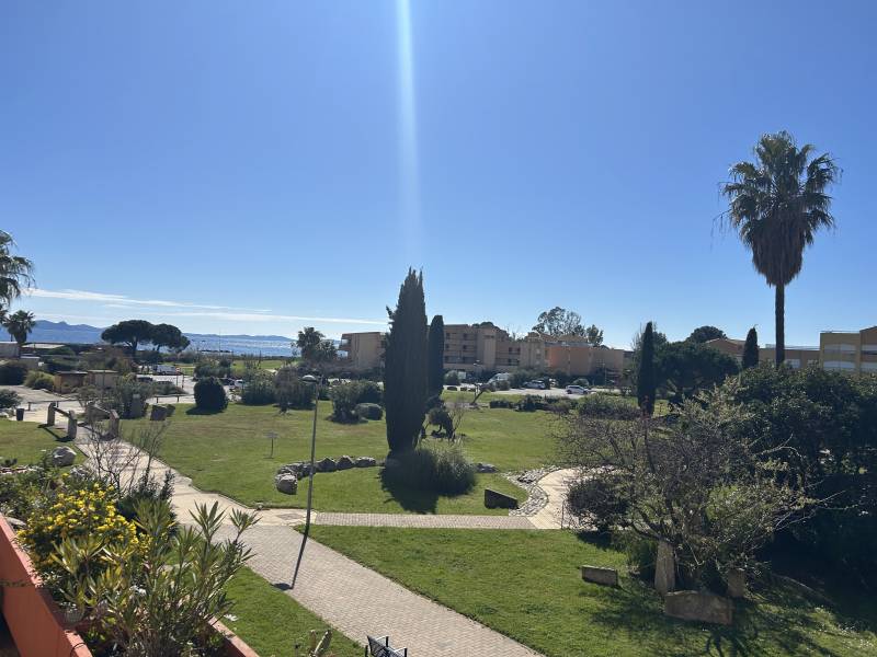 vente de studio en Résidence pieds dans l'eau la Londe , complètement équipé de 25,04 m² avec vue mer