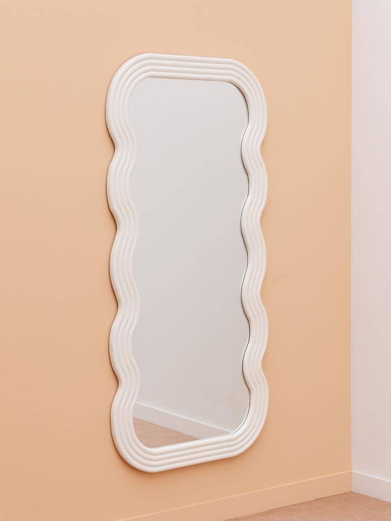 À l'achat, Grand miroir blanc design ondulé et format généreux pour un intérieur tendance.