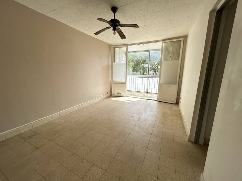 À vendre, à l'est de Toulon, à deux pas de la Gare Sainte-Musse, Appartement à rénover de 5 pièces de 81,5 m2 en rez-de-chaussée surélevé