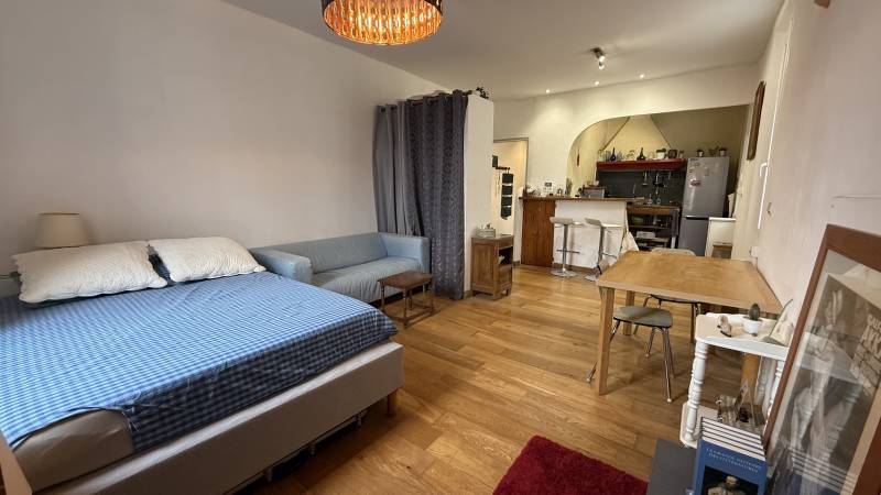 Logement 1 pièce de 33,5 m² avec local de rangement et stationnement extérieur