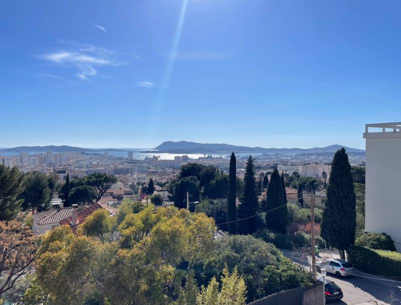 Appartement 4 pièces 92.65 m²  Toulon quartier Bas Faron avec vue mer exposé plein sud