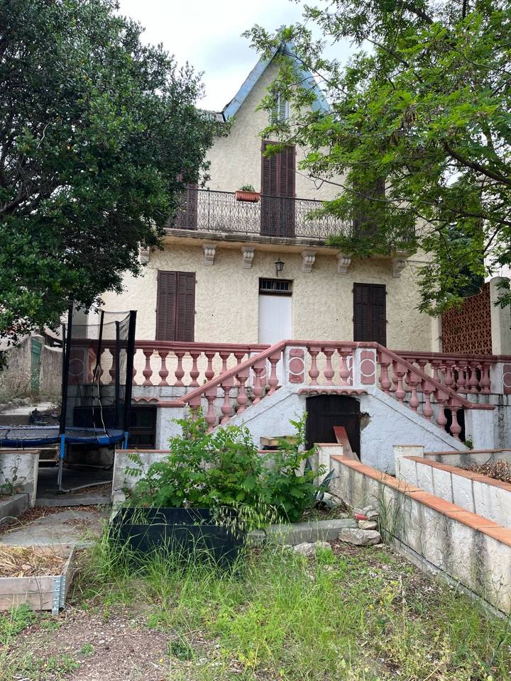 Maison de charme des années 30 à rénover 6 pièces de 150 m²  à la serinette