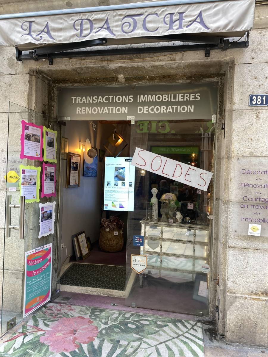 Soldes sur l'ameublement et la décoration dans le showroom à Toulon